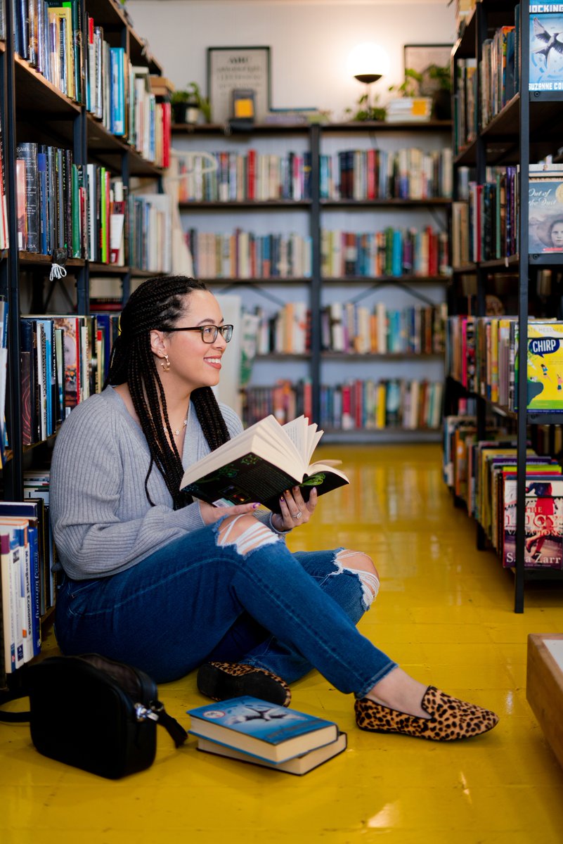 uniquelymickie's tweet photo. I can't imagine my life without a book in my hands anymore. If you're looking to start a reading habit but struggle with finding the time, then click below to learn my tips on how to create a new reading habit this year. https://t.co/sTyEzlVlpB #readinghabit #reading https://t.co/wWWMGxs3ow