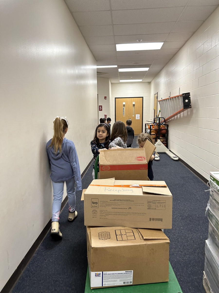 msmit_tce's tweet photo. #TCEcardinals recyclers hard at work https://t.co/XJUeaNtpvM