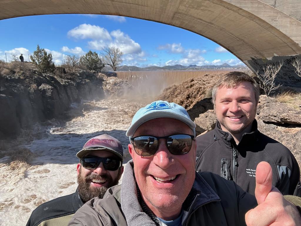 YavapaiAZ_Flood's tweet photo. We have never seen bigger smiles from our Flood Warning Specialists! Being near a massive flow (of water) from a typically dry site brings them so much joy! 

#yavapaicounty #floodcontrol #floodwarning #verderiver #sullivanlake #chinovalley #paulden #hydrology #azwx #flooding https://t.co/4YVa62gKmh
