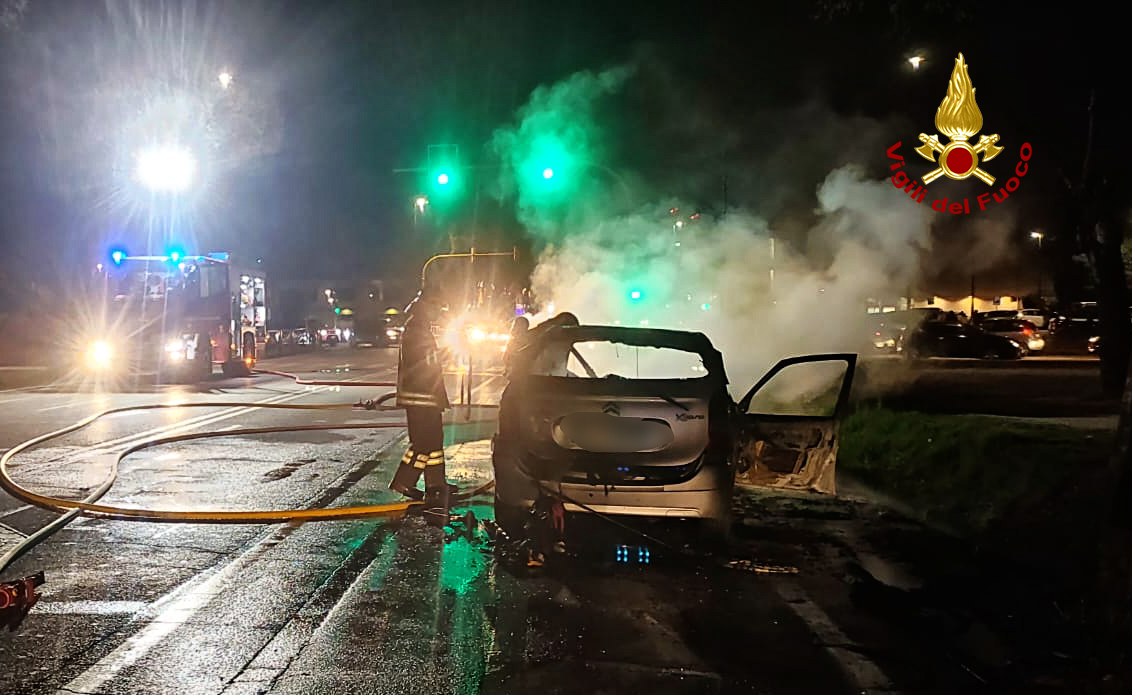 vvfveneto's tweet photo. #24marzo #Treviso, questa sera, si accorge mentre corre in auto che qualcosa non funziona, si ferma e fa scendere due bambini e il gatto mentre il mezzo prende fuoco. Intervento dei #viglidelfuoco con due squadre per spegnere le fiamme #soccorsiquotidiani https://t.co/eecbJIPCLO