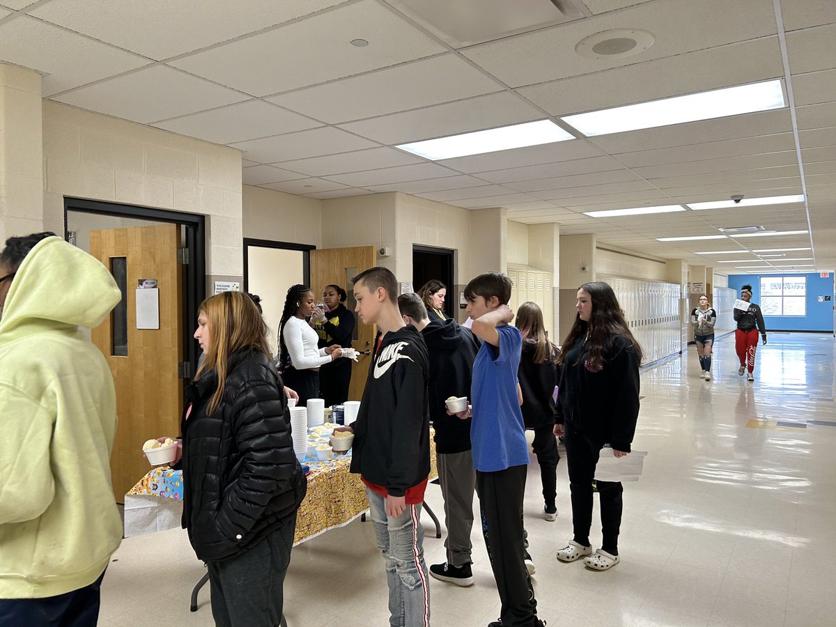 LCatJones1's tweet photo. Today we served over 150 students who earned this March PBIS Ice Cream Sundae Incentive! 🍧🍨 They earned this reward with great behavior and excelling in the classroom. What a way to enjoy a Friday! #pbis #kidsfirst #LincolnPrideWCS @warrenschools https://t.co/0zFFu6TIAu