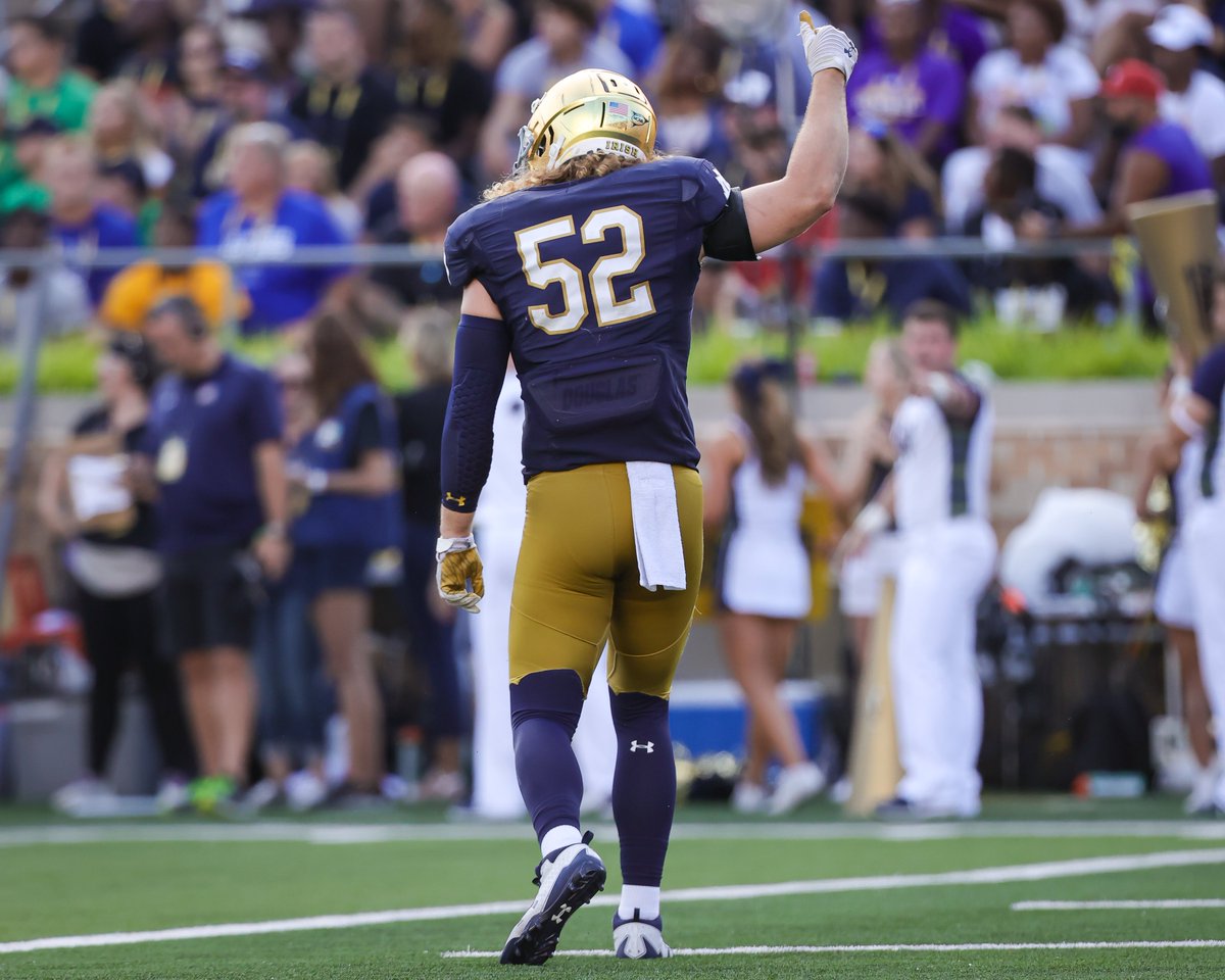 TJamesND's tweet image. Two quotes from Bo Bauer today that capture his true essence:
"You can fix your body. I’m just trying to win the game."
"I never wanted to tolerate anybody that was too big to play special teams."
📸 @3RD13 for @insideNDsports