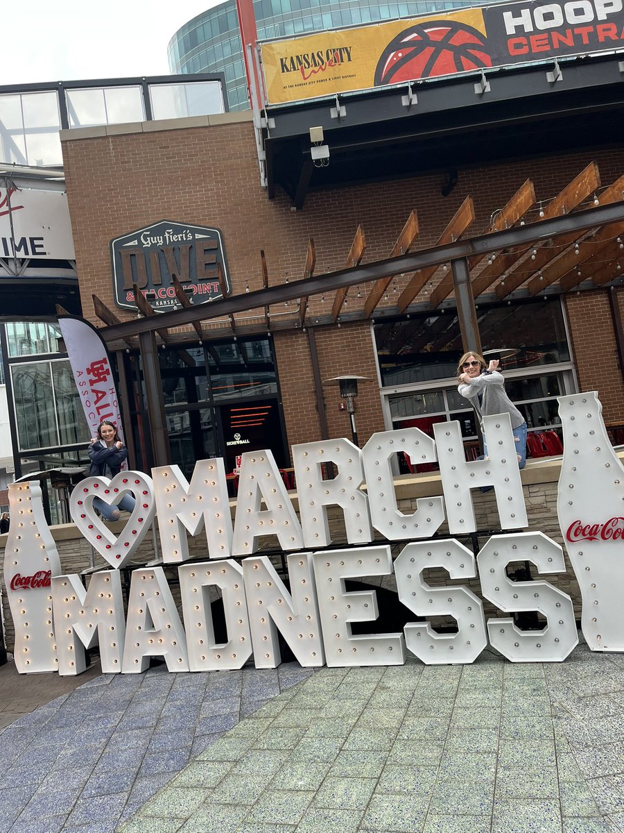 MalloryAnnette_'s tweet photo. Happy game day, Xavier Nation!! 

Remember: Horns down, X's up!! 🏀⚔️

#LetsGoX #HornsDown #SweetSixteen 

@XavierMBB @XU_Alumni @XuBarstool @XU_Xtreme_Fans @XavierU 💙💙💙 https://t.co/hmdh9vMXsa