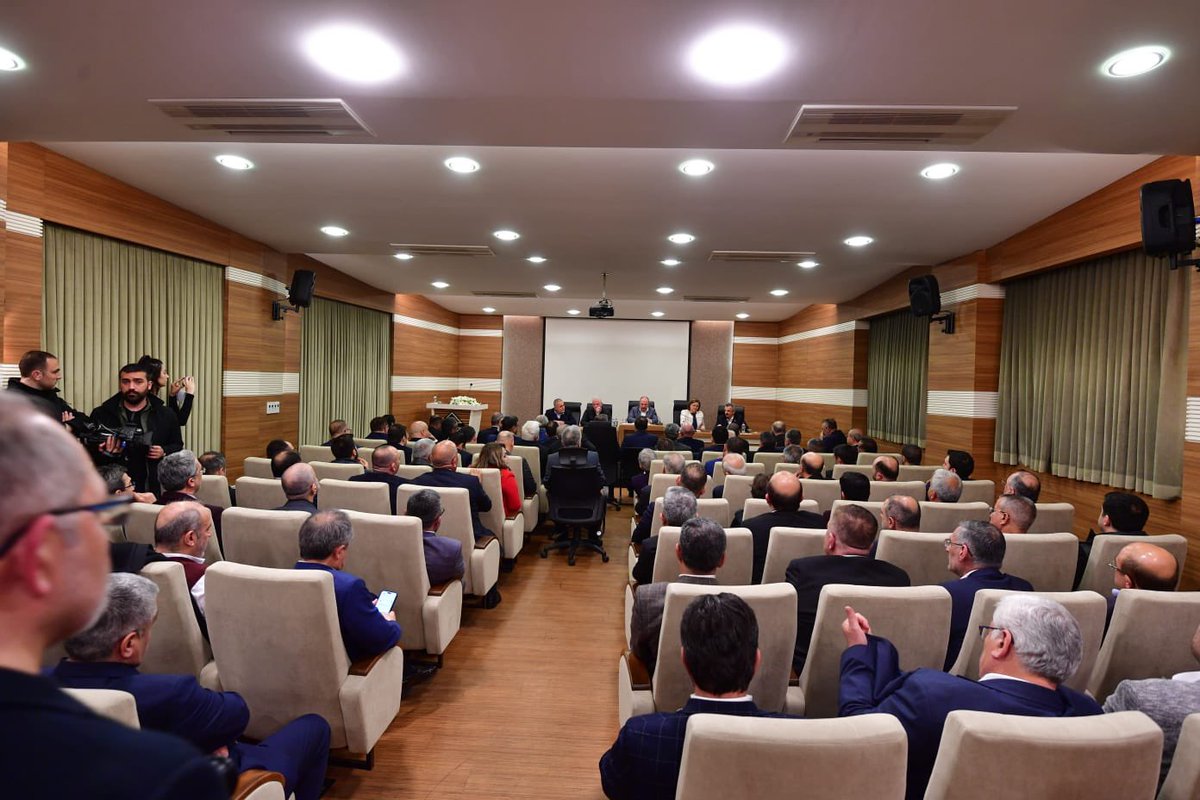 2️⃣ Toplantıda depremin yaralarını sarmak üzere atılan adımlar, verilen destekler ve bölgenin durumunu  değerlendirerek, iş dünyamızın taleplerinden oluşan raporu Sn. Bakanımız Mustafa Varank'a sunduk. İlgi ve alakaları için Sn. Bakanımıza teşekkür ediyorum. <a href="/varank/">Mustafa Varank</a> <a href="/TOBBiletisim/">TOBB</a>