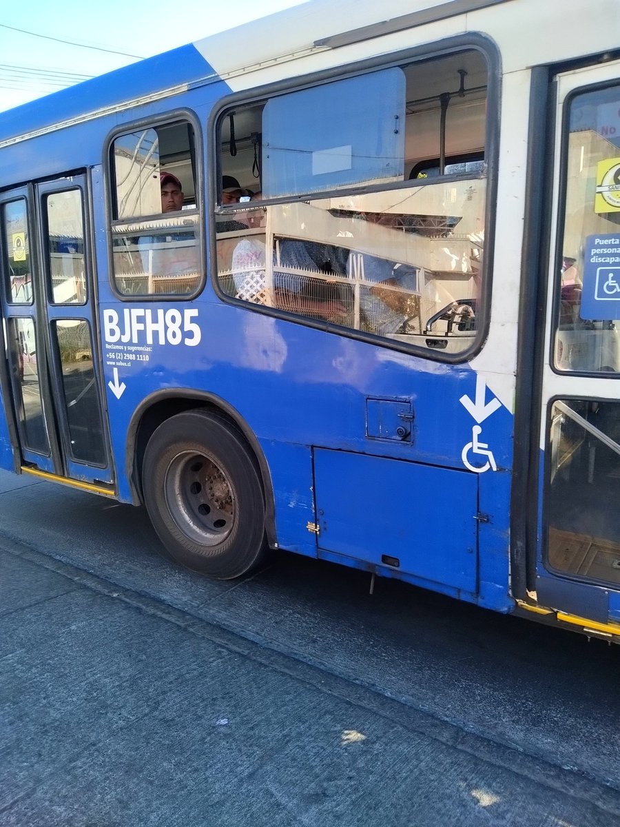 manuelalbornoz's tweet photo. @DTPMet conductor de @subus_  se niega a abrir la puerta en PA-132. https://t.co/5LlBRPmQRa