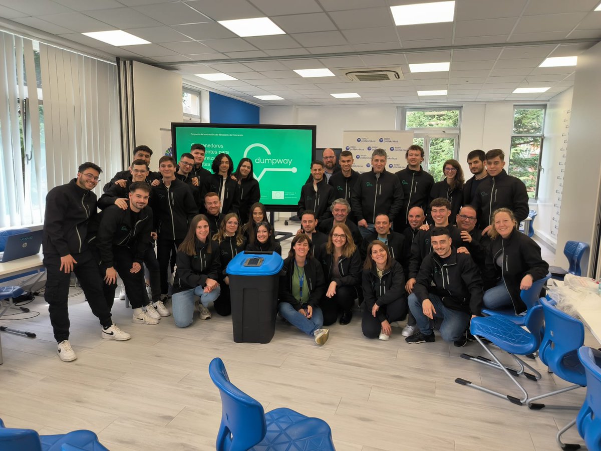 EASOelek's tweet photo. Atzo @EASOelek ikasleak Bartzelonako bi eskoletako ikasleekin @bernatelferrer @iesteveterradas #dumpway proiektuaren aurkezpena egin zuten. Zorionak neska mutilak! Proiektu amaierako aurkezpena Bartzelonan egingo dugu. #NextGenerationEU https://t.co/OlkSxr8Joh