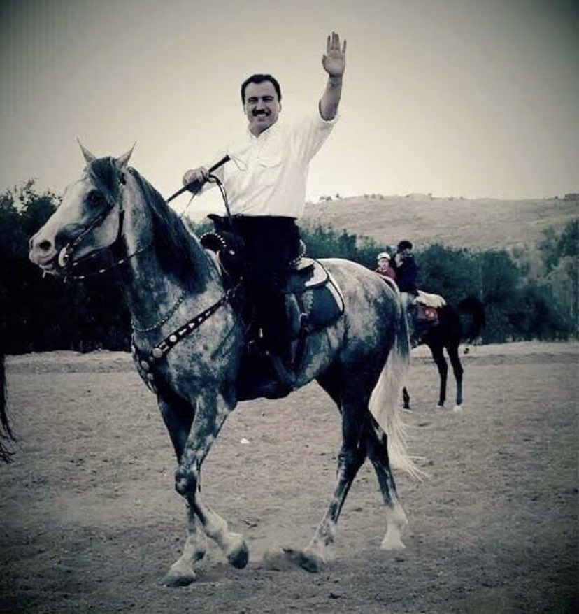 ‘Şimşek gibi çak geç dünya denen yerden, 
bakan da desin ki ne geldi gitti be ne geldi gitti...’
 #muhsinyazicioglu
Rahmet olsun..