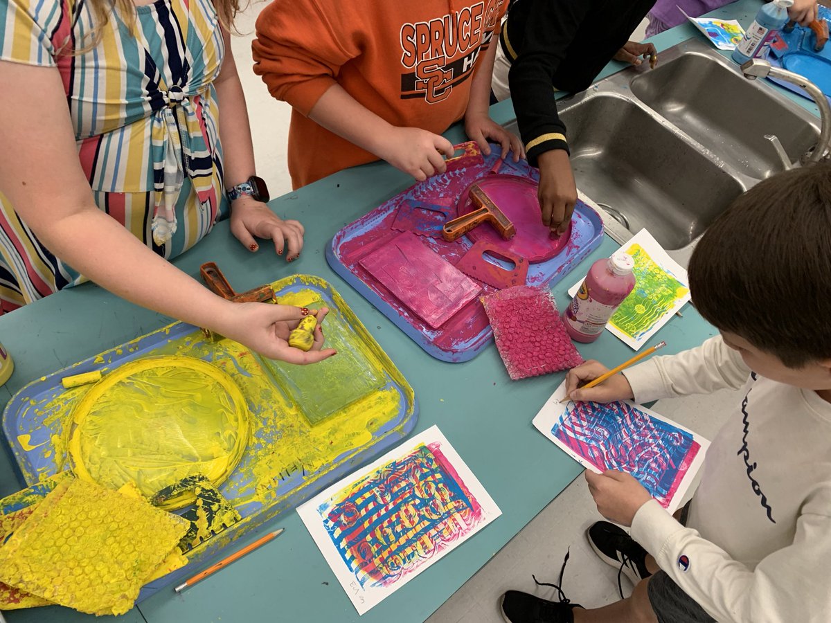 mrs_interdonato's tweet photo. Fourth and fifth grade are creating gelli prints! @HorizonElem89 https://t.co/8mdVWp4ObK