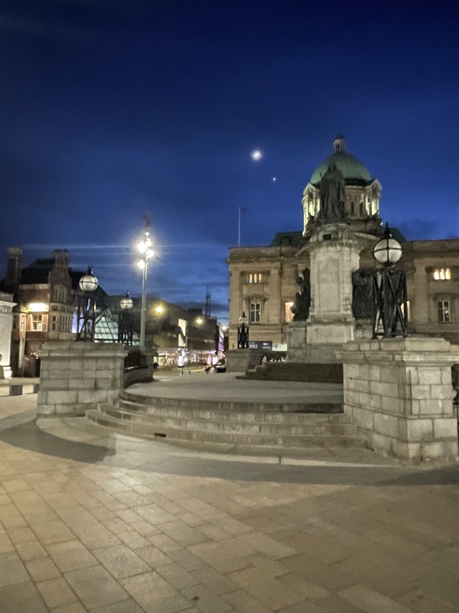 JAMESBUTTLE's tweet image. Calm night on Victoria Square