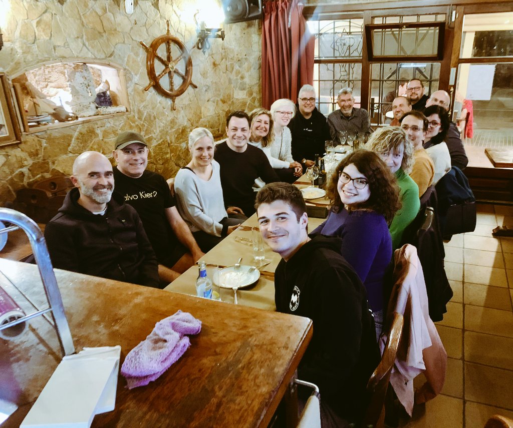 david_gon_lop's tweet photo. Un altre divendres de toc, per parlar amb l’equip i escoltar a qui tingui alguna pregunta o proposta, si ens voleu trobar, pregunteu-nos on serem la propera trobada. 
#equip #escoltem #proposem #cohesio https://t.co/8tb7dgoHOC