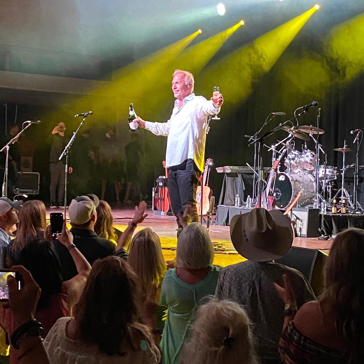 Cheers to the weekend, friends. Missing playing for you with the band today!

📸: @crosstimbersbison on Instagram