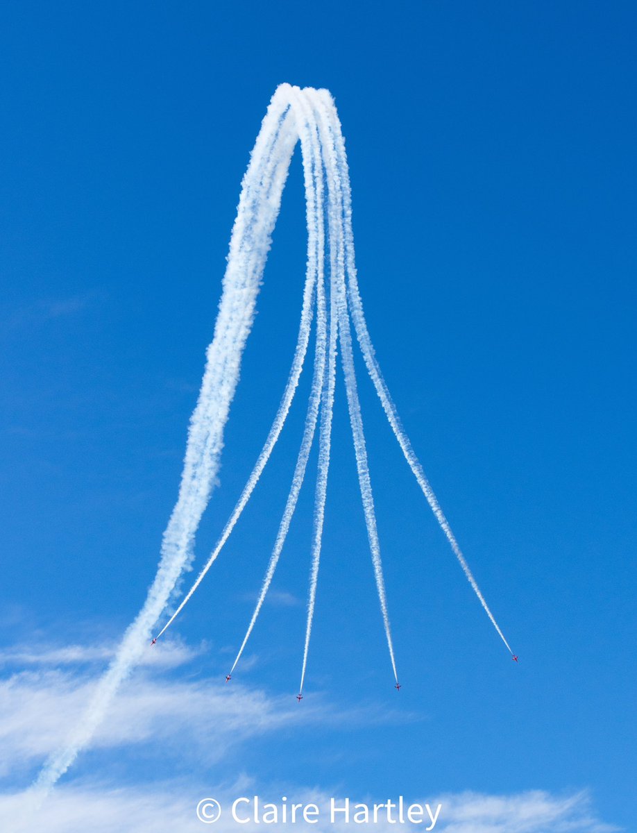 CHartleyPhotos's tweet photo. The #redarrows breaking in a clear blue sky this afternoon https://t.co/j4UN1X3QaH