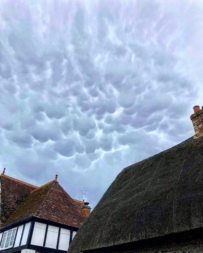 dunne_ltd's tweet photo. Ominous Clouds over Brightwell today. Mammatus cloud formation.

#mammatusclouds #mammatus #CloudFormation #Clouds #CloudPatterns #Brightwell https://t.co/ehvU5IoyVb