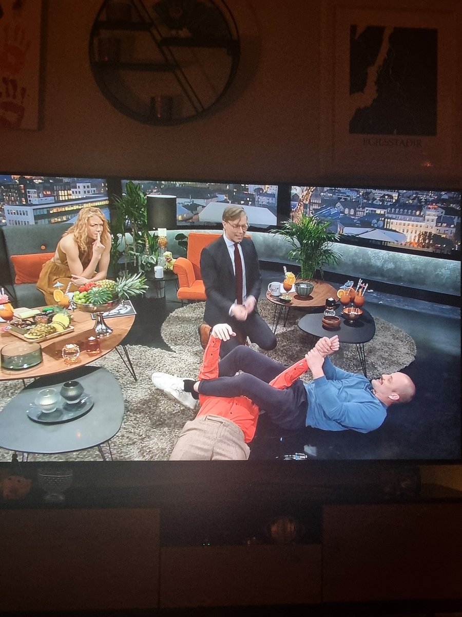 Þetta er án gríns skemmtilegasta og fyndnasta atriði sem ég hef séð í settinu 🤣 #vikan