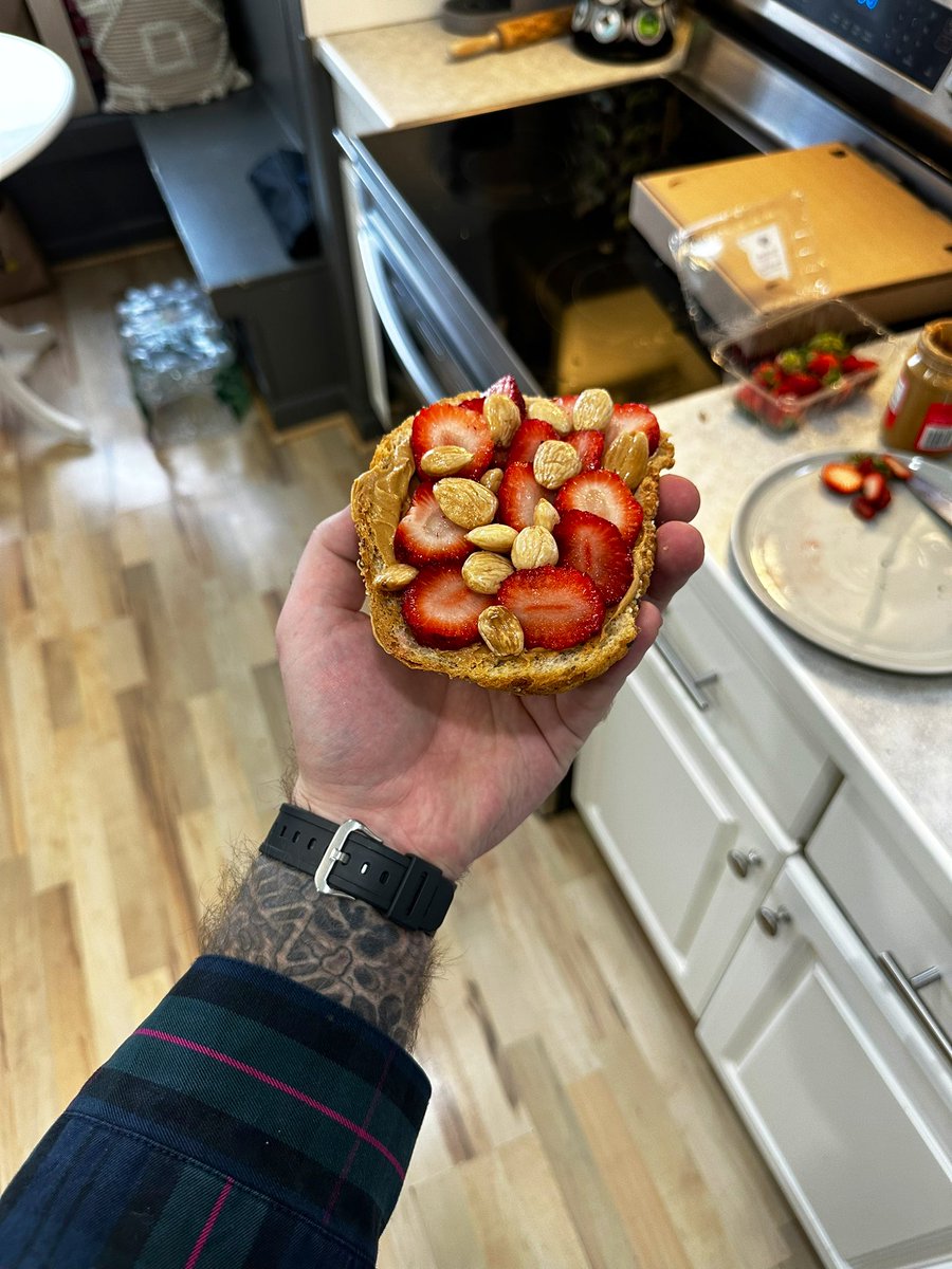 the_dadchef's tweet photo. Peanut butter.
Strawberries.
Marcona Almonds.
#dadsnack https://t.co/XmdGr8fFIr