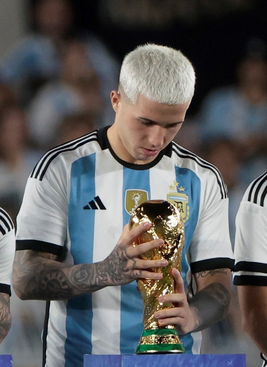 Parece mentira, pero ayer, Enzo Fernández disputó apenas su primer partido con la selección en Argentina. 

Tan sólo lleva 11 partidos con la albiceleste y 7 de ellos fueron en un Mundial, en el que ganó el premio al mejor joven del torneo.

El futbolista que tiene las mismas