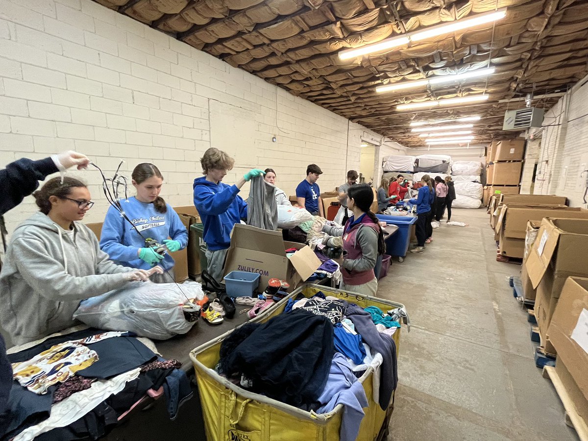 BCHS_CM's tweet photo. 25 Trojans started off Spring Break right with some donation sorting at Wheeler Mission! We learned that their ministries make up 90% of available beds in homeless shelters in Indy each winter. Thanks to all who came out to help! https://t.co/3qJDSkYDBS