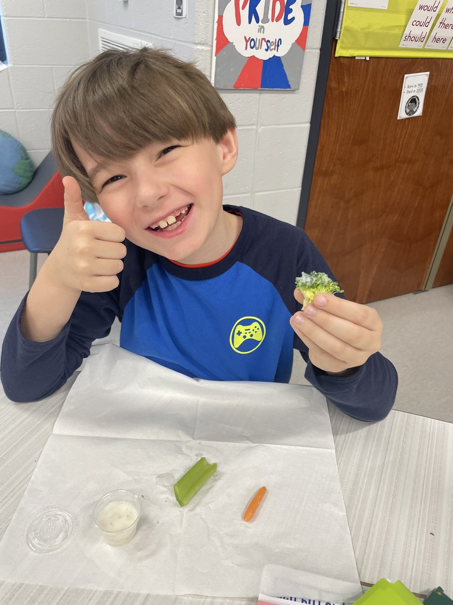 tinastarnes79's tweet photo. A huge thank you to Dawn Groves and the FFA students of @LCHSWolves for coming to speak to us about agriculture in the classroom! We created a garden in a glove and taste tested fresh vegetables! #LCEWolves #OnePack 💙❤️ https://t.co/jgiX6GocCX