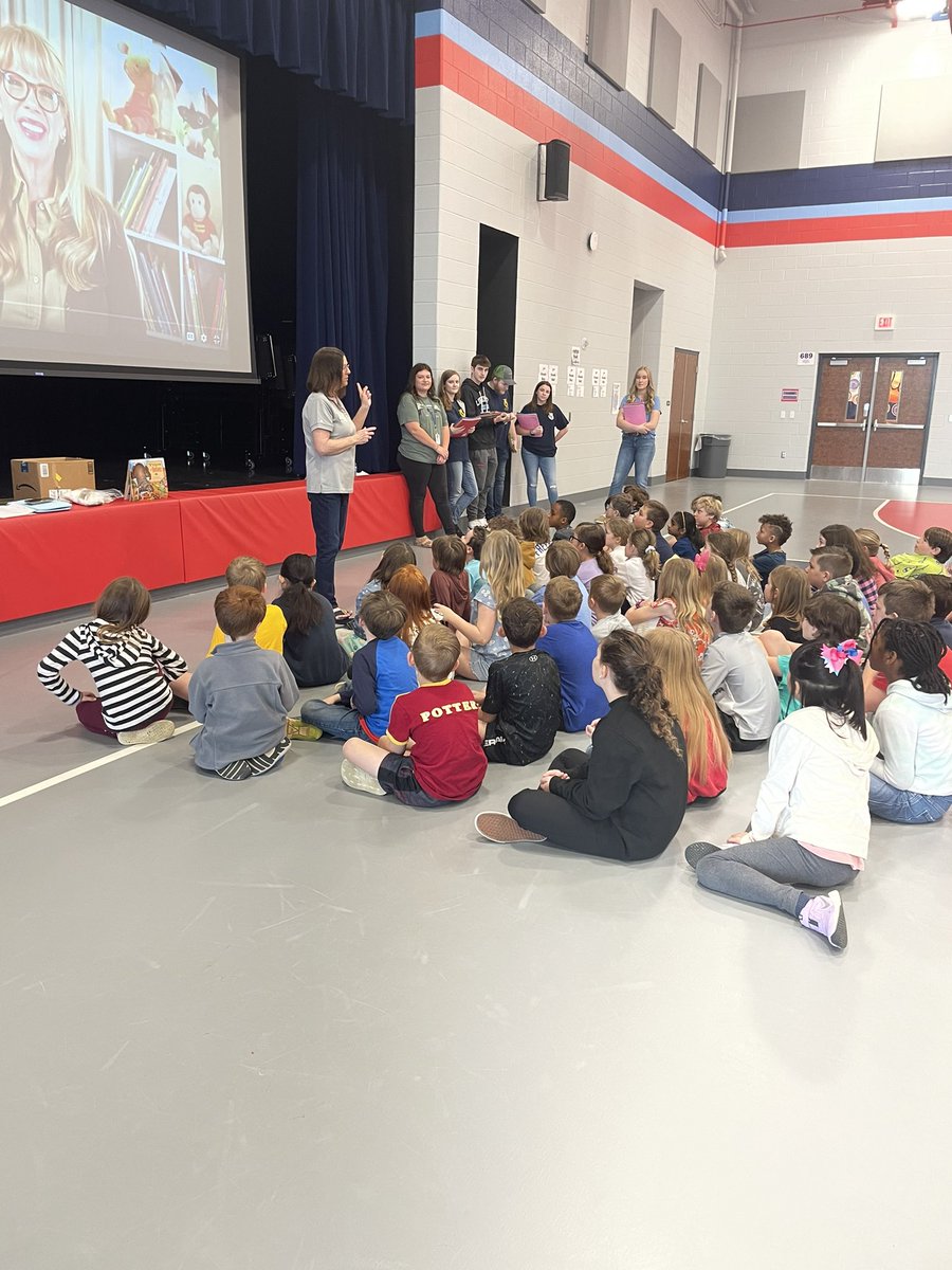 tinastarnes79's tweet photo. A huge thank you to Dawn Groves and the FFA students of @LCHSWolves for coming to speak to us about agriculture in the classroom! We created a garden in a glove and taste tested fresh vegetables! #LCEWolves #OnePack 💙❤️ https://t.co/jgiX6GocCX