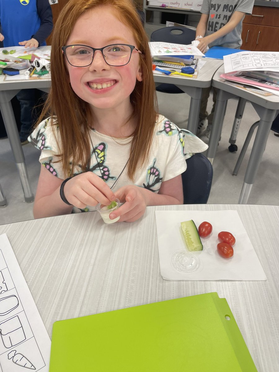 tinastarnes79's tweet photo. A huge thank you to Dawn Groves and the FFA students of @LCHSWolves for coming to speak to us about agriculture in the classroom! We created a garden in a glove and taste tested fresh vegetables! #LCEWolves #OnePack 💙❤️ https://t.co/jgiX6GocCX