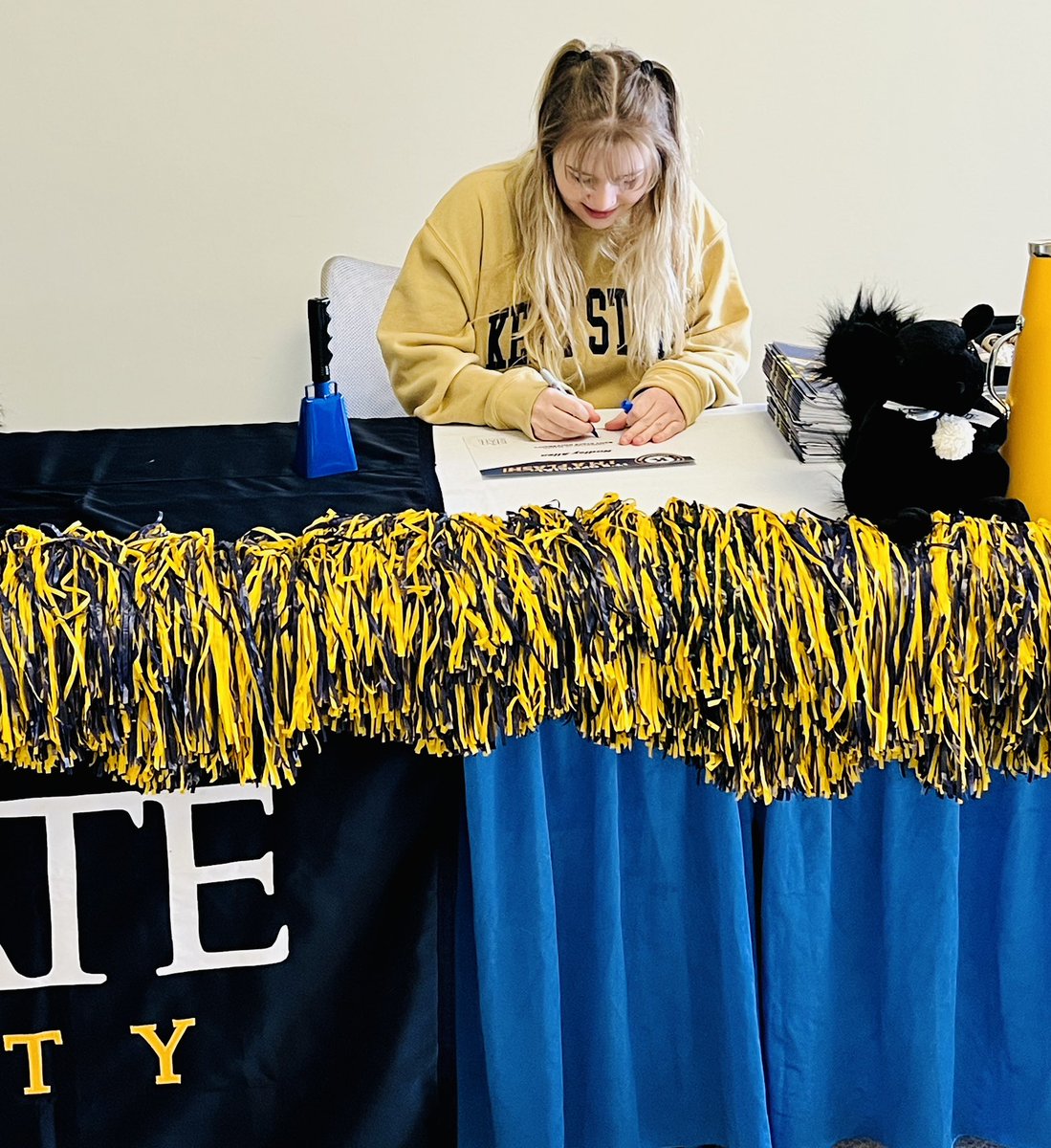NorthCoastJules's tweet photo. @ksuadmissions Future Flash Day! @HadleyAllen14 is officially a @KentState Golden Flash! Signing day isn’t just for athletes! #StudioArtMajor Thanks @OFCSDistrict for helping her find her path! #TripleA @OFCSSuper @OFHSLeoSpagnola https://t.co/Ro7Clrah9a