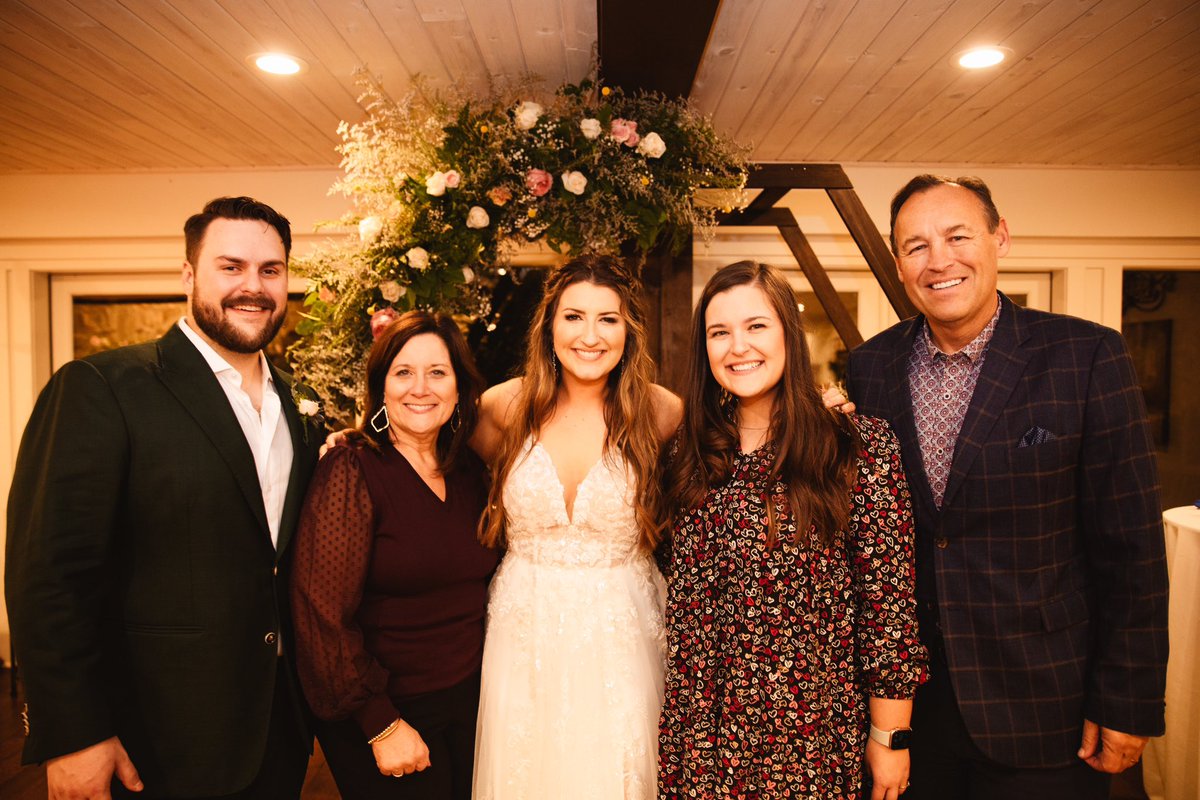 MaddieStein34's tweet photo. Happy Birthday to one of the best men I’ll ever know! If you don’t know him, you’d not only love him but love the way he encourages, inspires and makes you feel. I hope today is as special as you are @kdamp! #KD60 https://t.co/Wg6oI8DLoQ
