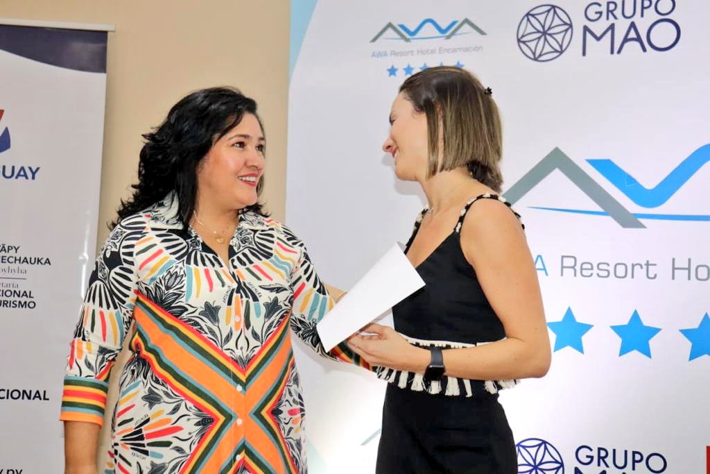 Sofiaemontiel's tweet photo. Mis felicitaciones a #VeronicaOrtega y a todo el equipo humano del @awaresortpy de #Encarnación, #Itapúa, por la certificación de Hotel con categoría 5 estrellas! 
Esta distinción es una prueba más de la calidad en los servicios turísticos de nuestro país. https://t.co/a5F0TpEUJW