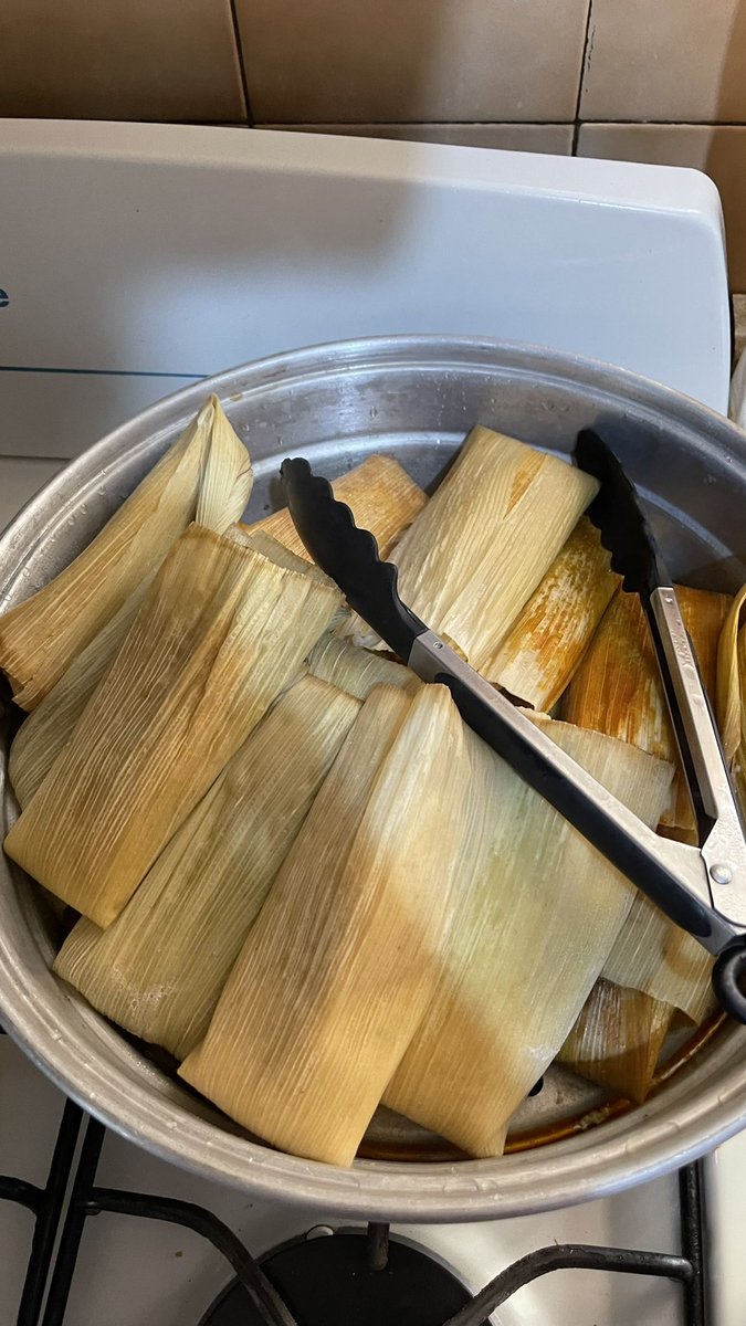 pizzerobailarin's tweet image. Que afortunado que soy, mi abuela se avienta estos tamalitos con ejotes en chile y frijolitos maneados que le quedan criminales y bien amable me invita a comer. #Abuela #Sinaloense #Tamales #EjotesConChile #CHTMBenAffleck