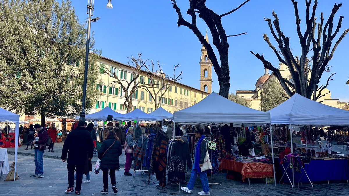 イタリア🇮🇹フィレンツェ歴史地区 【サントスピリト広場の蚤の市の様子】 イタリアの蚤の市ってこんな感じ✨