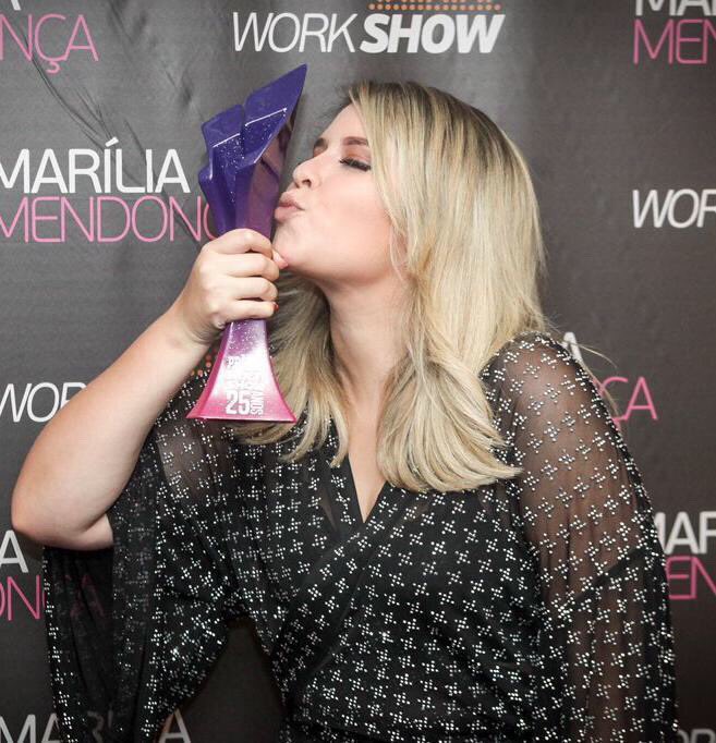 mariliadefense's tweet photo. você é tão gigante, meu amor... você dizia que sabia disso, mas o que eu acredito é que, apesar de saber, você não imaginava a dimensão disso. obrigada por inspirar e representar tanto pra tanta gente. que orgulho amar e viver você. PRÊMIO MARILIA MENDONÇA https://t.co/X6UcmkOlxJ