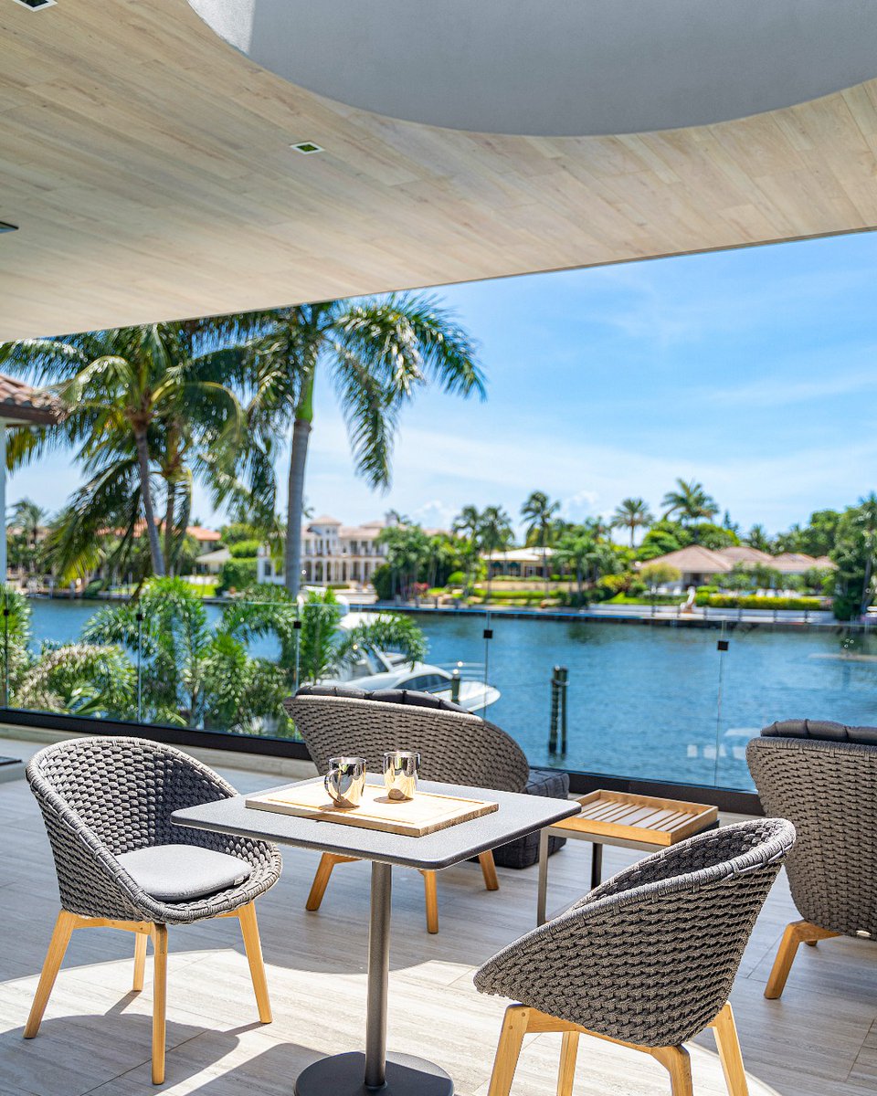 Nautical Weekend Views 🛥️ 🌴 . . #boatshow #yacht #yachtlife #luxury #contemporaryarchitecture #architecture #architectureanddesign #intracoastal #waterways #waterfront #indooroutdoorliving #luxuryliving #balconyview #floridaarchitecture 📸 @livingproof.photography @pbboatshow