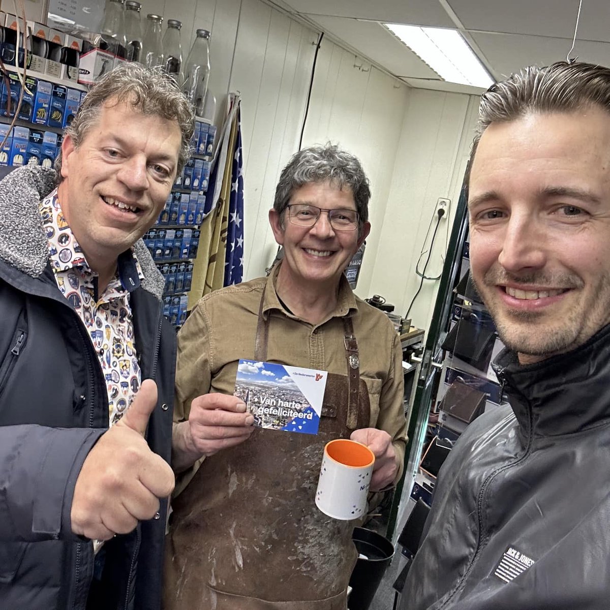 Vandaag is de Nederweerter Trots uitgereikt aan Erik van der Hagen van de Schoenengarage in de Brugstraat. Een authentieke zaak waar service de boventoon voert. Erik bedankt voor je hartelijke ontvangst. We hopen nog lang gebruik te kunnen maken van jouw ambachtelijke kunsten.