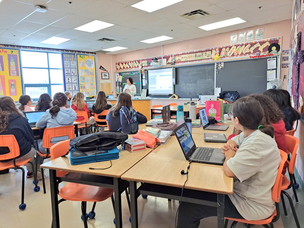 notoriousmrbigg's tweet photo. It's rock paper scissors madness with our @microbit_edu this week!! Les immersion students of 7 &amp; 8 are having too much fun coding ☺️ Thanks again for coming in @MrsDLourenco 🙌 @MargueriteHCDSB @hcdsbsteam @themranthc #science #coding #steam #hcdsbmath https://t.co/w4wMNDQNLa