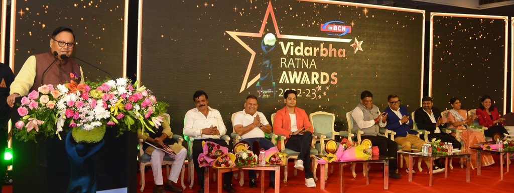 vijayjdarda's tweet photo. I am happy to honour the winners of Vidarbha Ratna Awards 2022-23 instituted by BCN News, Nagpur. I am thankful to Shri Faizan Sheikh, MD of BCN, for the hospitality &amp; warmth. These awards will encourage professionals from across various fields to take Vidarbha on the global map. https://t.co/iwCLa5KYZP