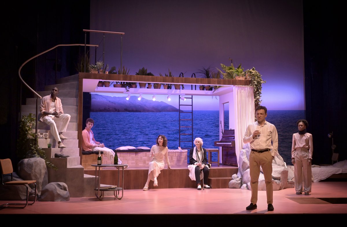 ComedieFr's tweet photo. Les répétitions de « Théorème / Je me sens un cœur à aimer toute la terre » ont débuté ! Les sept comédiennes et comédiens ont rejoint leur maison au bord de la mer sur le plateau du Théâtre du Vieux-Colombier pour habiter cette pièce originale d’Amine Adjina https://t.co/B67upMIQ4g