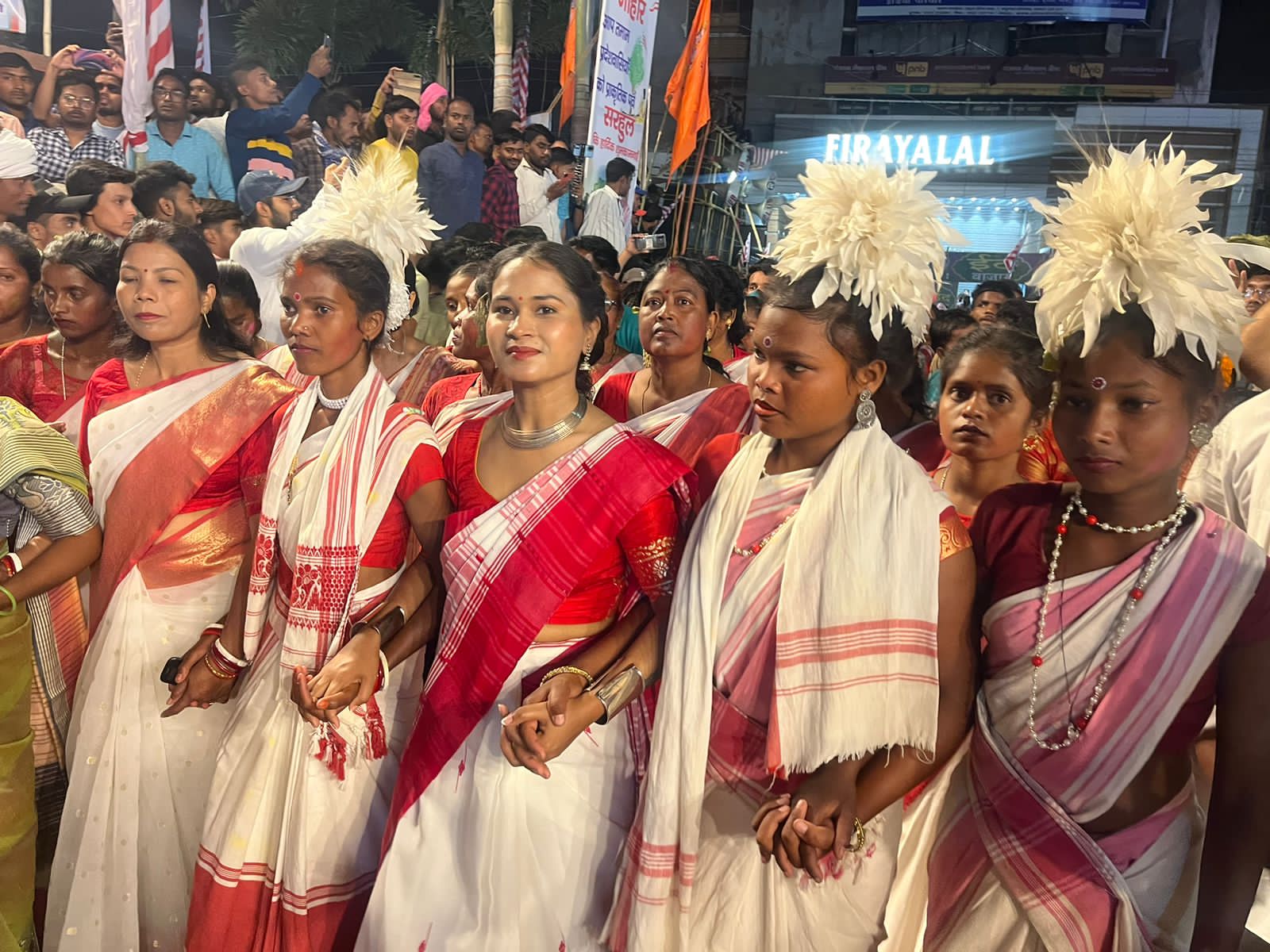 रांची में प्रकृति पर्व सरहुल की रही धूम, नागपुरी धुनों पर जमकर थिरके लोग Nature festival Sarhul celebrated in Ranchi, people danced to Nagpuri tunes 