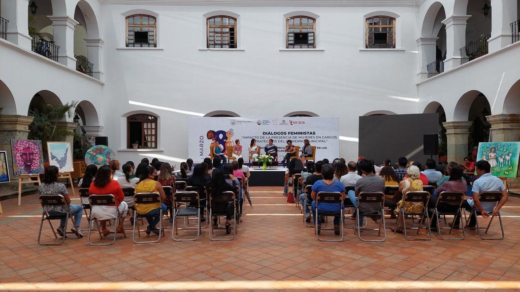 En estos momentos se desarrolla el foro "diálogos feministas, impacto de la presencia de mujeres en cargos estratégicos del gobierno municipal", en el segundo patio del palacio municipal de Oaxaca de Juárez.