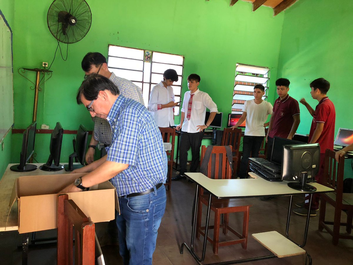 fpuna's tweet photo. 📌 PC Mochila entregó equipos a institución educativa

🔗 Leer nota: https://t.co/xmHLutckvA https://t.co/hMZJlY64uy