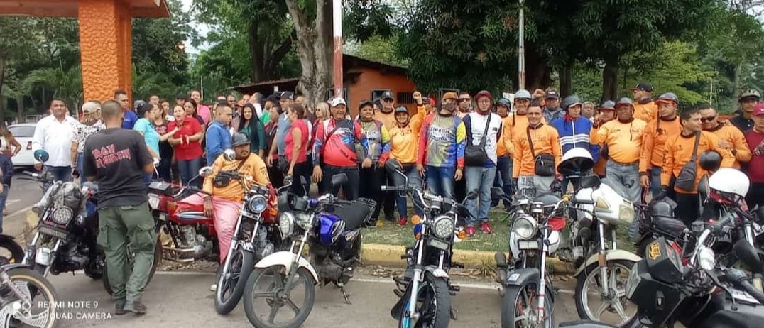 MovSocialPsuv's tweet photo. Los Movimientos Sociales @HectoRodriguez #EnBarinas se activaron en apoyo a la *Brigada en defensa al Derecho a la Educación capitulo universitario* excelente participación @NicolasMaduro
@jaarreaza
@PartidoPSUV
@SoyPsuvBarinas
@Fabrici34997869
#NiCorrupciónNiPrivatización https://t.co/enQDaJ6dP3