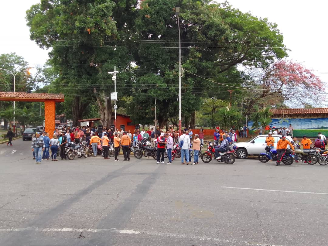 MovSocialPsuv's tweet photo. Los Movimientos Sociales @HectoRodriguez #EnBarinas se activaron en apoyo a la *Brigada en defensa al Derecho a la Educación capitulo universitario* excelente participación @NicolasMaduro
@jaarreaza
@PartidoPSUV
@SoyPsuvBarinas
@Fabrici34997869
#NiCorrupciónNiPrivatización https://t.co/enQDaJ6dP3
