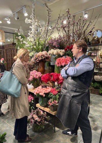 AstridPanosyan's tweet photo. Matinée pour échanger avec les commerçants de la rue #courcelles #paris17 sur la situation : à la boulangerie #Lohezic sur les aides face aux factures d’@EDFofficiel puis chez le fleuriste #PascalMutel sur les enjeux de la filière autour l’apprentissage et la traçabilité. https://t.co/ZhLdZiuEd4