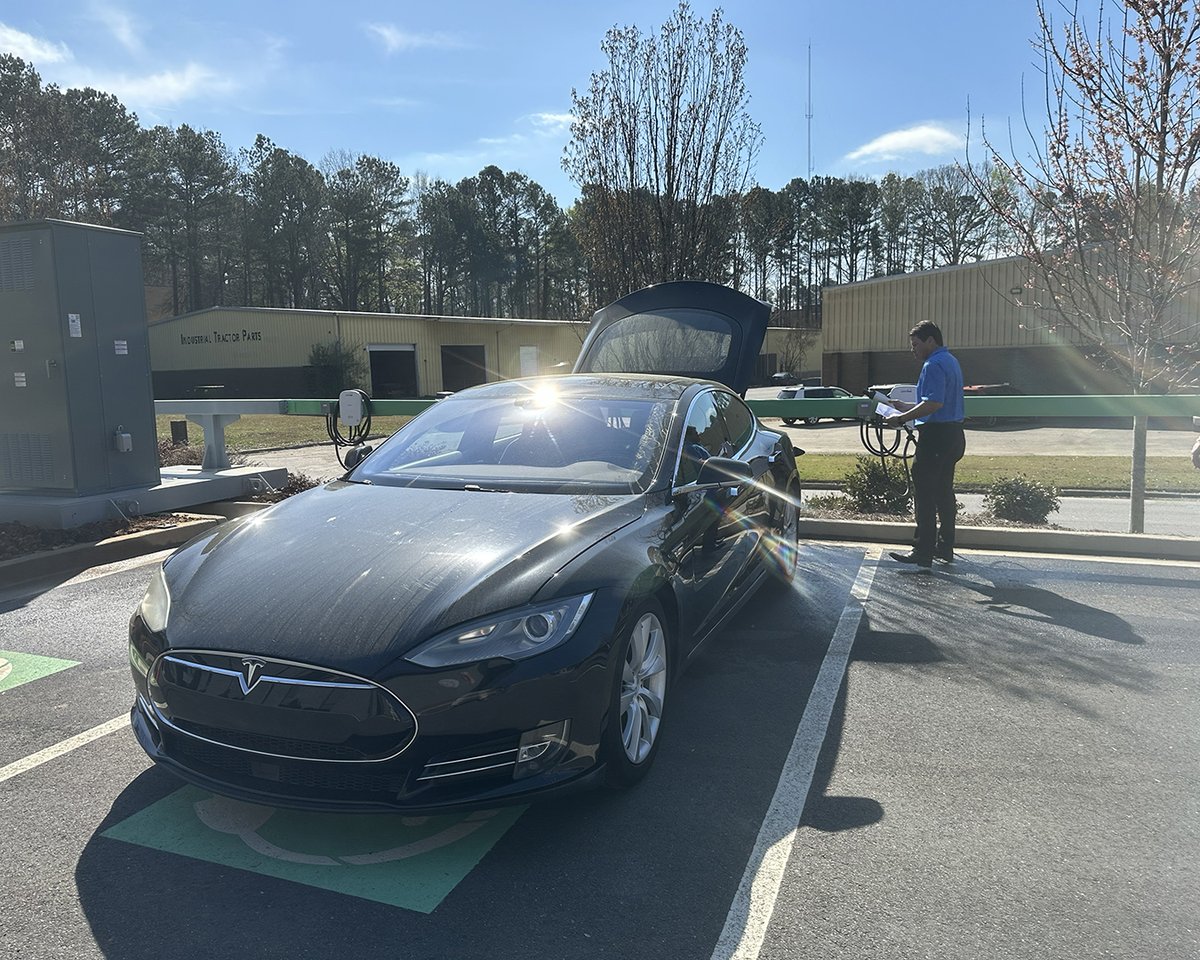 AllisonSmithCo's tweet image. Introducing our shiny new EV charging station! 🔌🚗 Our innovative modular and prefab team designed and installed the station which is now fully operational and ready for our employees to juice up their electric vehicles! #ModularMagic #GreenConstruction #SustainableDesign