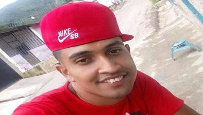InforTvenezuela's tweet photo. Carlos Gómez alias "El Conejo" resulto abatido por la Policía Nacional (PNB) en Irapa,edo Sucre.
Una semana después de la detención de Pedro Hernández,alcalde de Las Tejerías,con quien tenía nexos. 
El cadáver fue enviado a la morgue de Bello Monte,Caracas
#GameOver #BugsBunny# https://t.co/ZeE29QwJgl