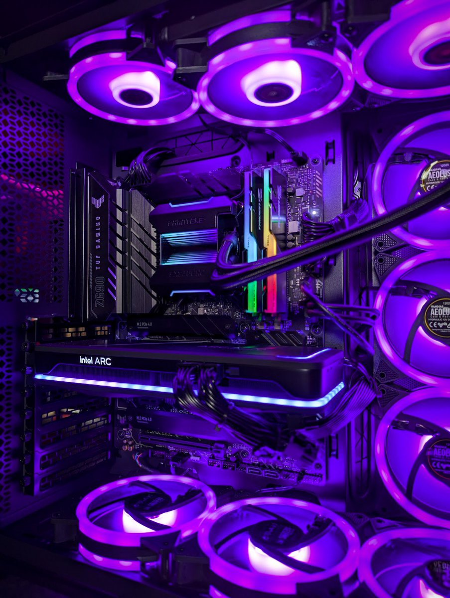 CLXGaming's tweet photo. 🔵🟣🚨PC GIVEAWAY🚨🟣🔵

We teamed up with @IntelGaming @LogitechG and @PhanteksUSA this month to give you a chance to win a CLX Set PC and @LogitechG bundle!

🟣LIKE 
🔵RETWEET 
⚫️TAG A FRIEND 

Enter to win:
https://t.co/lFyXg8x6qc 

#CLXGaming #evokethegods #CLXSet https://t.co/adF9oeCp7P
