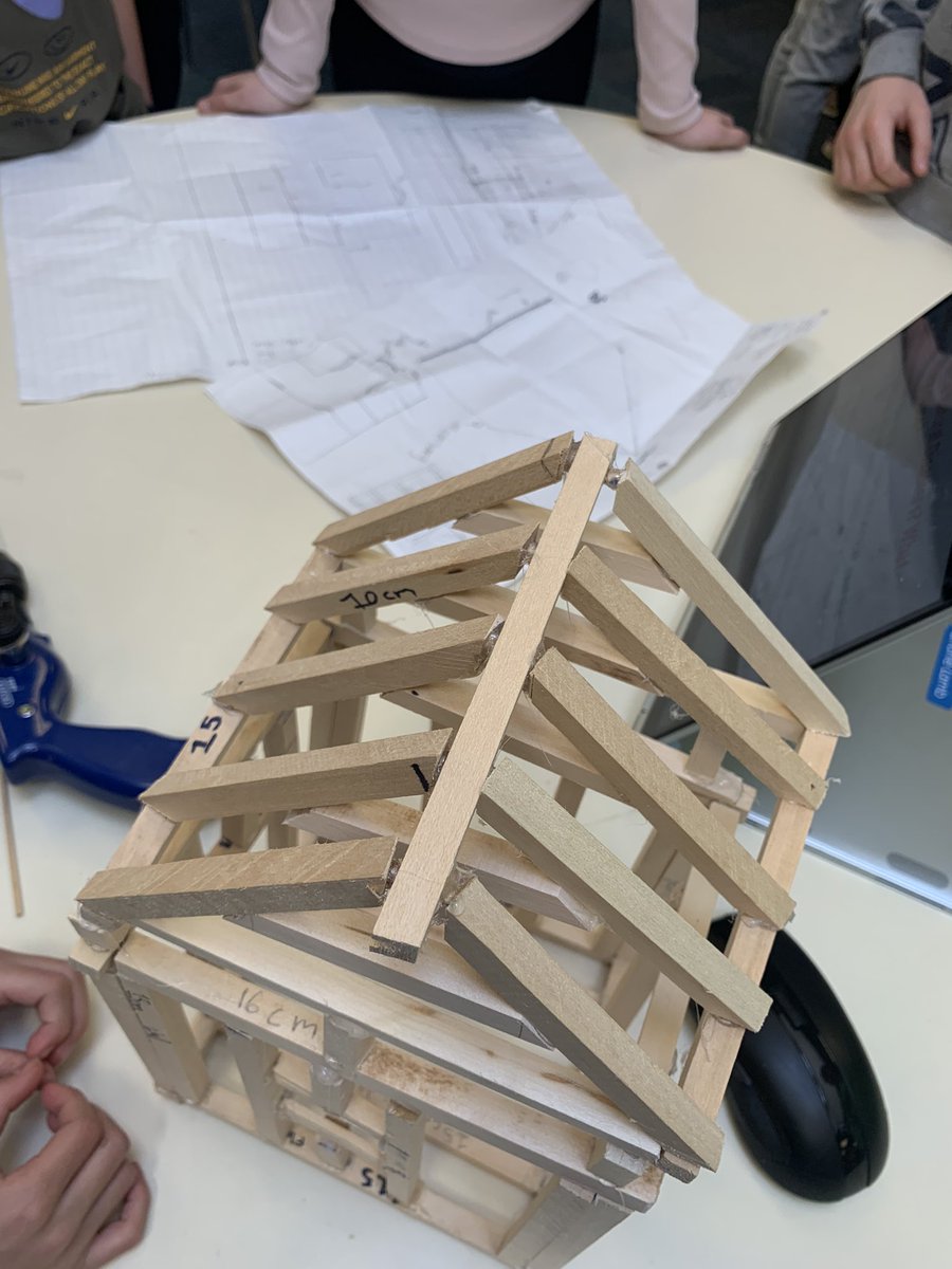 rachellstanding's tweet image. We went to visit the grade 5 Showcase this afternoon! The 3/4s really liked seeing what is to come! #inquiryproject #stem @BessboroughEMS @tdsb @MrKingTDSB