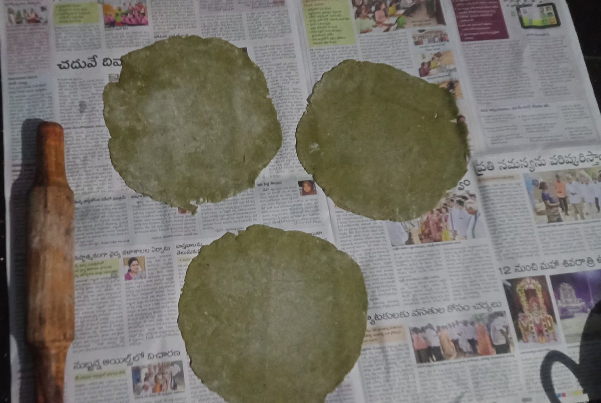 SahiTweetSpace's tweet photo. Chapathi favoured with mint, coriander and curry leaves 🌿🍃 . To get it pluffy press against cotton cloth.
Promising you that this really won't upset you 😝😝.
Now it's your time ...Make it taste it enjoy it 😋
#satvikmovement
#19thday
#UHC
#chapathi
#roti
#NoOil https://t.co/r2dZ4bArq7
