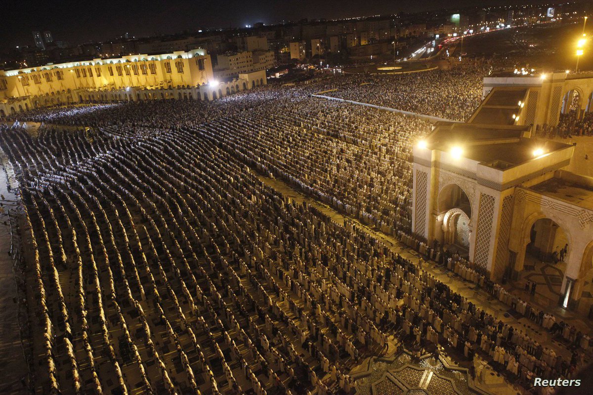 AfricaViewFacts's tweet photo. Photo of more than half a million Moroccans 🇲🇦 in the Hassan II mosque during Taraweh prayers in Ramadan of 2015.

Millions of Moroccans prayer Taraweh in massive groups every day of Ramadan every year. https://t.co/zJYkMZooRy