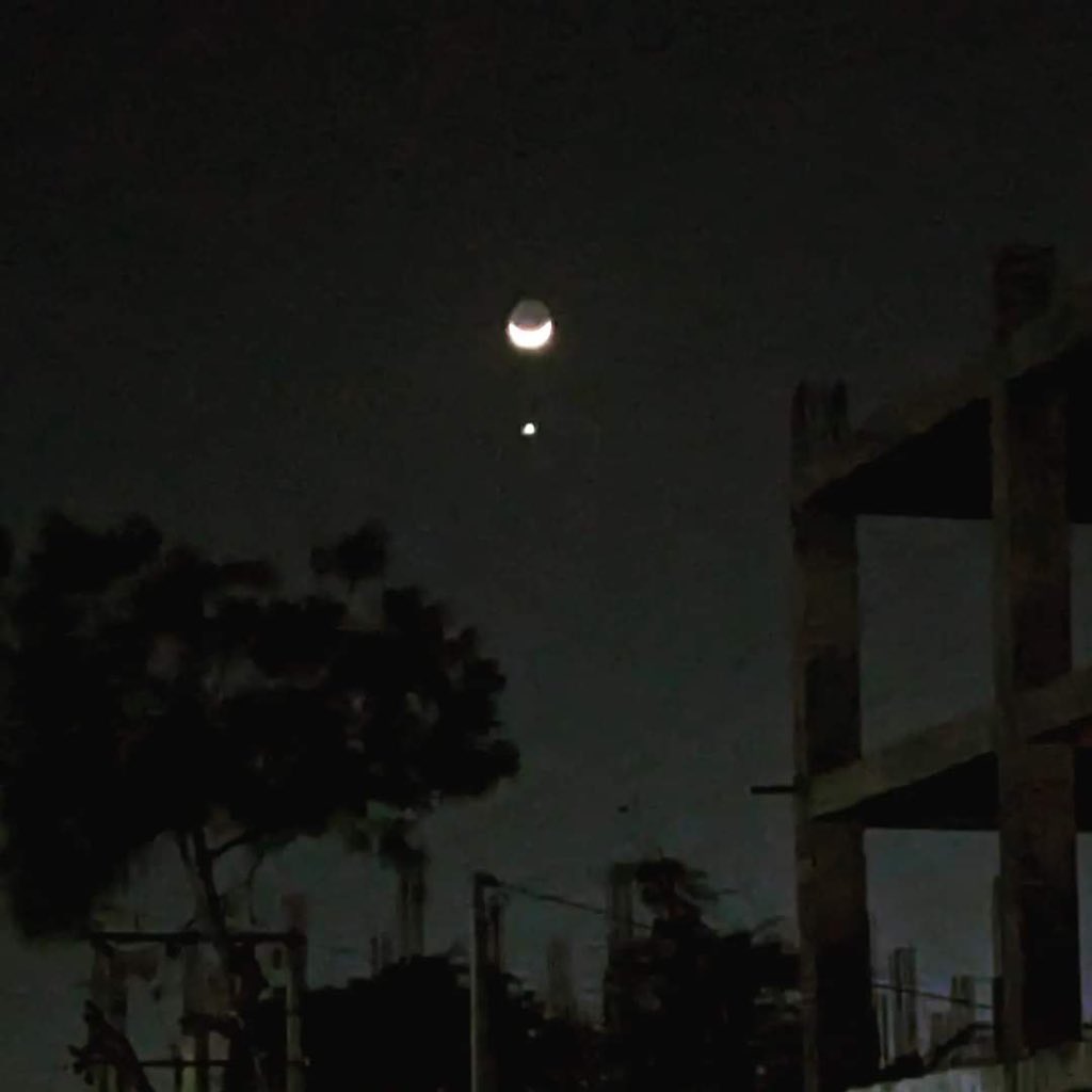 kamlesh_paryani's tweet photo. Rare event seen in the sky.
#moon in line with a #star #astrophotography #astroevent #mobilephotography #Gandhidham #gandhidhamkutch #kp #KP #Kamleshparyani #Moon https://t.co/6sroWIH5NO