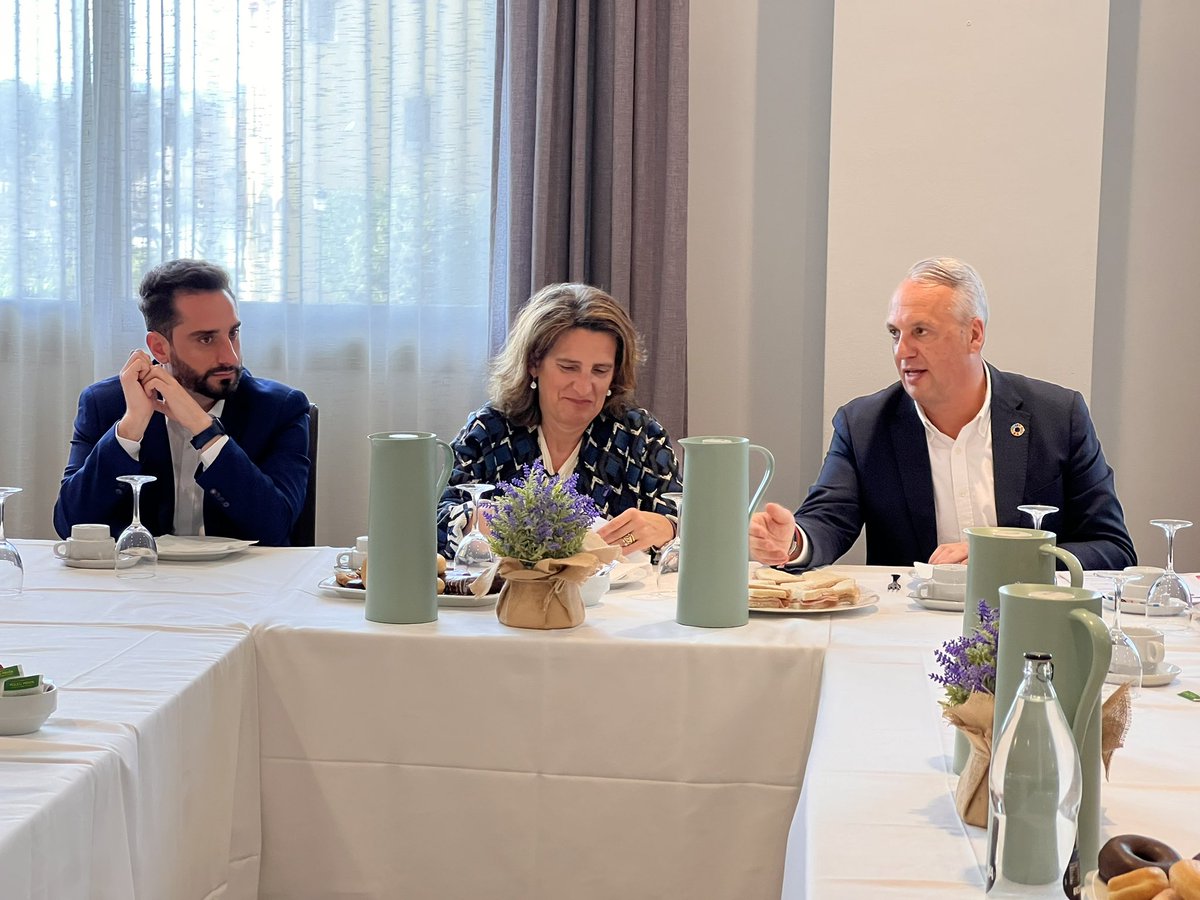 JCRuizBoix's tweet photo. Encuentro con la vicepresidenta @Teresaribera y cargos orgánicos e institucionales del @psoecadiz en el Campo de Gibraltar para analizar los proyectos del Ministerio en la provincia para la nueva revolución energética y las inversiones en asuntos como Costas y depuración de aguas https://t.co/pXnGSeO4EM