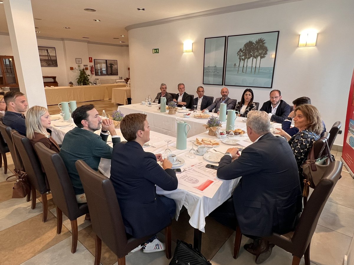 JCRuizBoix's tweet photo. Encuentro con la vicepresidenta @Teresaribera y cargos orgánicos e institucionales del @psoecadiz en el Campo de Gibraltar para analizar los proyectos del Ministerio en la provincia para la nueva revolución energética y las inversiones en asuntos como Costas y depuración de aguas https://t.co/pXnGSeO4EM